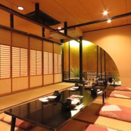 掘りごたつ式個室は4名席×4部屋ございます。人数に応じて繋げることが可能です