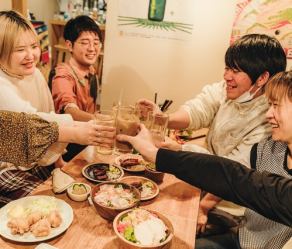 【ソファー】テーブルは移動が可能で、様々な人数に合わせてご対応が可能です♪ふらっと少人数でのご利用でも、ワイワイ楽しむ宴会やパーティーでも、それぞれのシーンに合わせてご対応させて頂きます☆