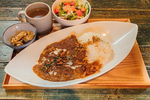 じっくり煮込んだ牛すじカレー