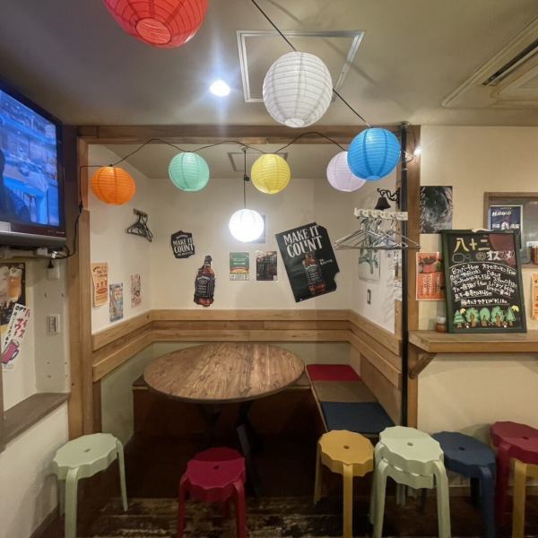 【テーブル】デート、女子会やママ会、プライベートの集まりに最適です♪また、1.5次会や2次会など少人数のパーティーにもオススメ☆各種お集まりでご利用頂けるコースも多数ご用意しております♪ワインもラインナップ豊富に取り揃えておりますので、人数が多い場合は皆様でお楽しみ頂けるボトルでのご注文がオススメです♪