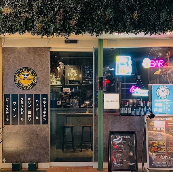 店内は、モダンで落ち着いた色合い、高級感のあるインテリアが特徴で、シンプルながらもスタイリッシュな雰囲気を出しており、特別な時間を提供します。一人でもグループでも楽しめるように、様々なレイアウトの座席をご用意。カウンター席やテーブル席があり、利用シーンに応じてお選びいただけます。