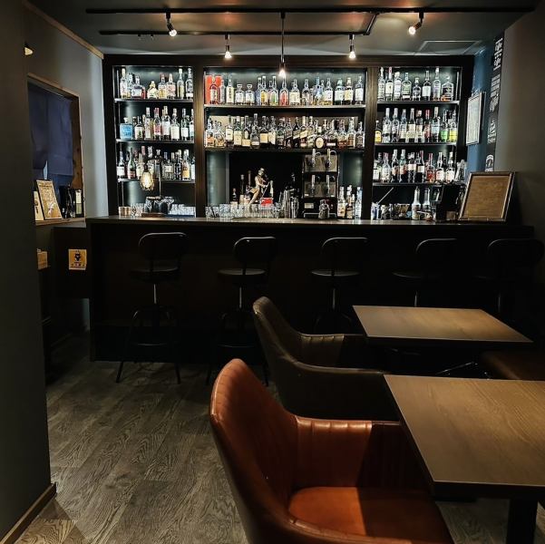 柔らかい照明で、くつろげる雰囲気を醸し出しています。友人との会話や大切な人との特別な時間にぴったりです。テーブル席を完備しており、少人数のご利用やデートなどにもご利用いただけます。席の配置なども変更できるので、大人数や団体様のご利用も可能です。お客様のシーンに合わせてご利用ください♪