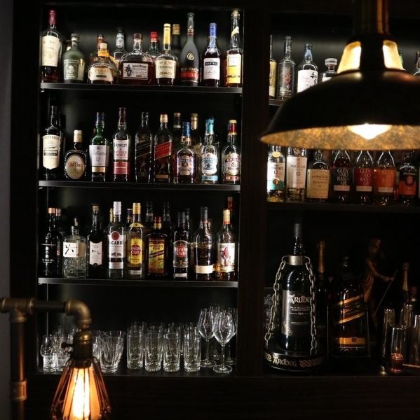 カウンターも完備しております。お気軽に会話をお楽しみください。一人でゆったりと過ごしたい方から、友人との楽しい時間を過ごしたい方まで、幅広いシーンに対応。距離も近くなるので、自然と会話も弾みます。素敵なひと時をお過ごしください。