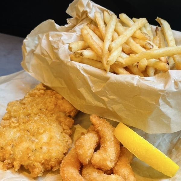 人気のフライ盛り合わせ（フライドチキン・ポップコーンシュリンプ・フライドポテト）、ビールで乾杯！