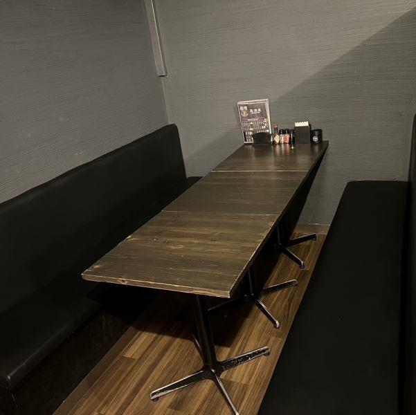 店内には8名用のテーブル席もご用意！仲間内やご家族とのお食事・プチ宴会にも最適です！
