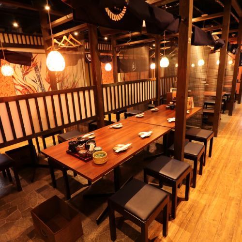 オープン席では藁焼きの豪快な炎を楽しめます！！デートや飲み会にぴったりの空間です★☆