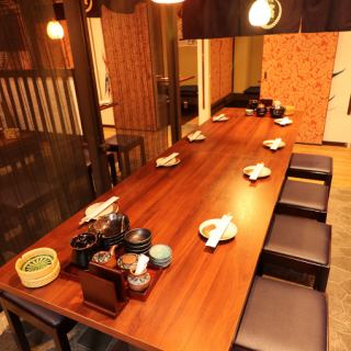 落ち着いた雰囲気で藁焼きの料理を楽しめる席♪2名様～最大50名様までOK！少人数でも大人数でもOK♪