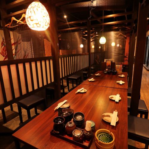 広々とした店内はみんなの顔を見合わせて楽しく藁焼きをお楽しみ頂けます！