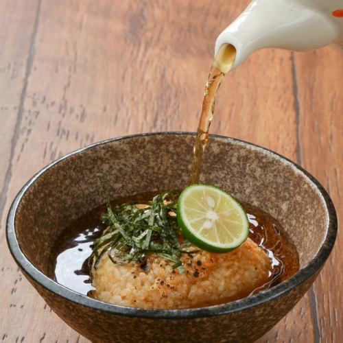 焼きおにぎりの出汁茶漬け