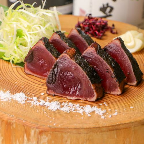 注文が入ってから藁で炙るカツオの藁焼き◎藁の香りが香ばしい職人技は他の海鮮やお肉も藁焼きで楽しめます