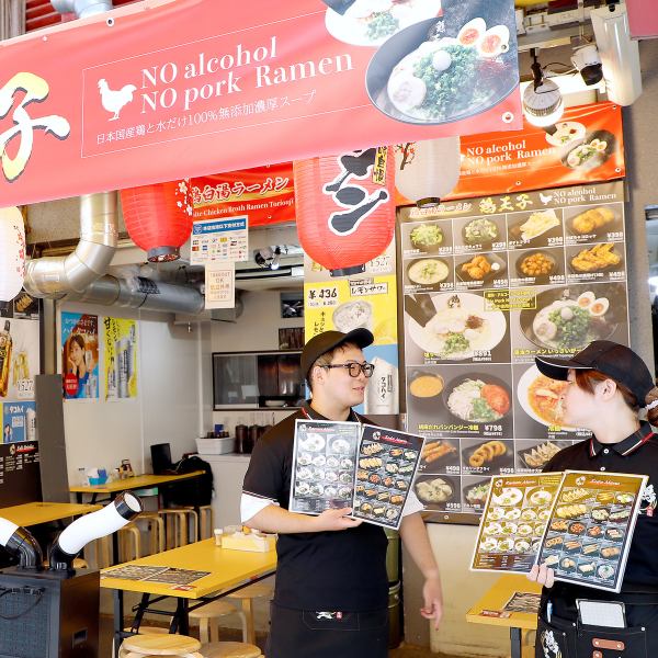 外の空気を感じながら、ラーメンやお酒を気取らず楽しめる、街に溶け込んだ雰囲気です。