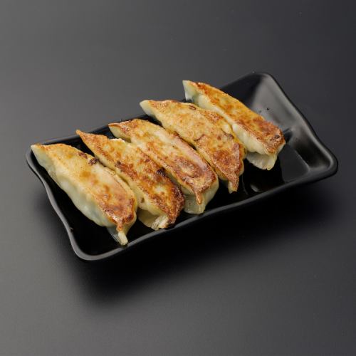 当店自慢の自家製焼き餃子