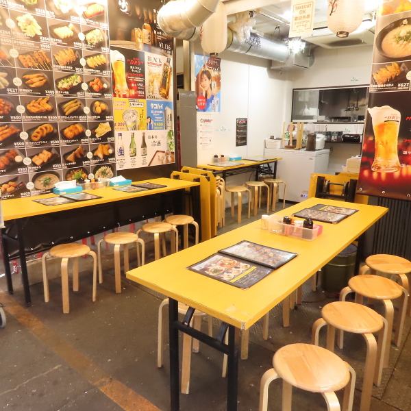 【上野駅から徒歩3分】アメ横通りを歩くと見えてくる赤い看板が目印！開放感のある露店スタイルで、気軽に立ち寄れる雰囲気です。カウンター席もあり、おひとり様も大歓迎。