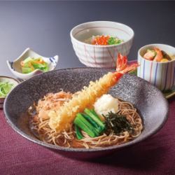 大虾天妇罗荞麦面配萝卜泥、银鱼和鲑鱼子迷你碗套餐