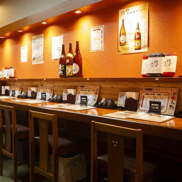 一人でも気兼ねなく利用できるカウンター席は、お食事はもちろん、お仕事帰りのちょい飲みや昼食利用にもおすすめです。周りを気にせず自分のペースで過ごせる落ち着いた雰囲気が魅力。ゆっくり鰻を味わいたい方や静かに過ごしたい方にも人気のお席です。