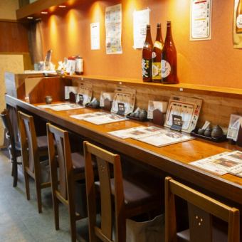 お一人様歓迎のカウンター席は、気兼ねなく食事を楽しめる落ち着いた席です。仕事帰りの食事や、静かに過ごしたい方にも人気の席タイプです。