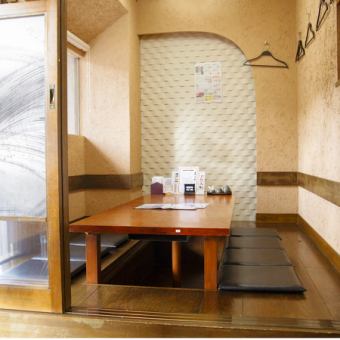最大8名様まで利用可能な半個室をご用意。ご家族での食事や会食、顔合わせなどにも最適な落ち着いた空間です。