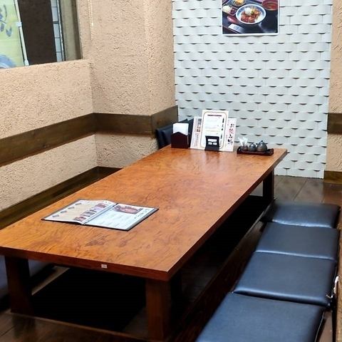 清潔感あふれる明るい店内デザイン