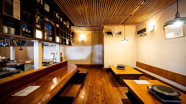 20名以上の貸し切りも可能◎ ゆっくりと過ごせる空間。落ち着いた居心地が良い空間の店内。周りに気兼ねなく会話をお楽しみいただき、ぜひごゆっくり過ごしながら料理をご堪能してください。