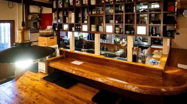 お洒落なカウンター席もございます。銘酒を眺めながら、お食事をお楽しみください!カップルやお1人様でもお気軽にどうぞ♪