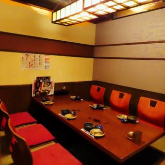 This is a private room with a relaxing sunken kotatsu.This space is ideal for small parties of 7 to 8 people.