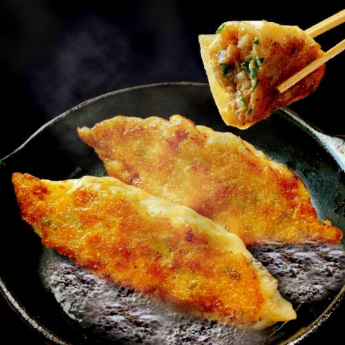 大饺子（2个），里面充满了多汁的猪肉和清爽的柚子和胡椒的香味。