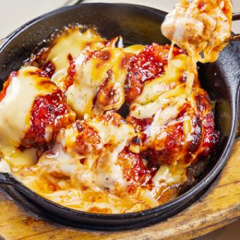 とろーりチーズでウマウマ！ヤンニョムチキンチーズ鉄板