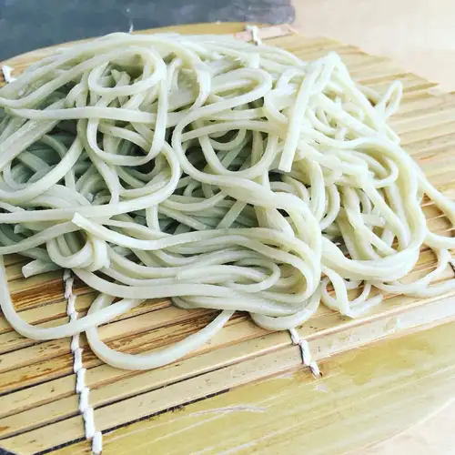 新鮮手工製作的蕎麥麵