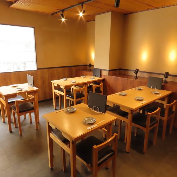 扉を開けた瞬間に広がる大人の隠れ家。温かみのある空間でごゆっくりとお食事をお楽しみ頂けます！カウンターや個室、広々としたテーブル席などシーンに合わせて利用できるお席を完備しております！