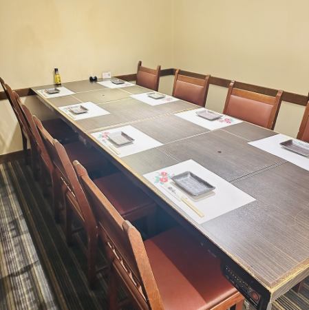 This private room can accommodate 8 to 10 people, and is a relaxing space with a high-quality feel, perfect for adult banquets.It can also be used for entertaining guests or for small company banquets.