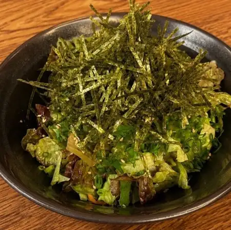 仙台蔥和紫蘇葉沙拉，佐以鹽味醬汁