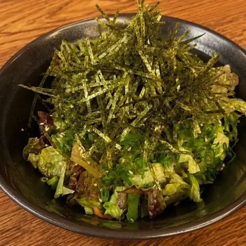仙台蔥和紫蘇葉沙拉，佐以鹽味醬汁