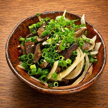 牛舌配蔥花和柚子醋