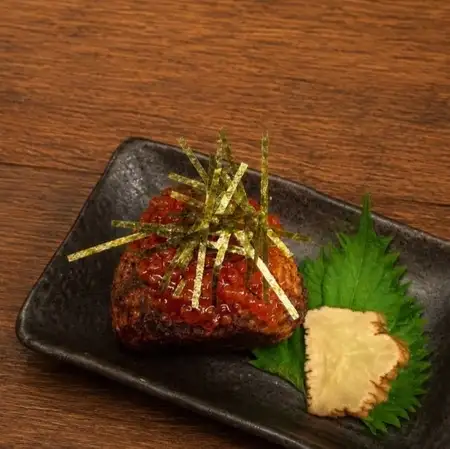 仙台味噌烤飯糰，上面放著鮭魚籽