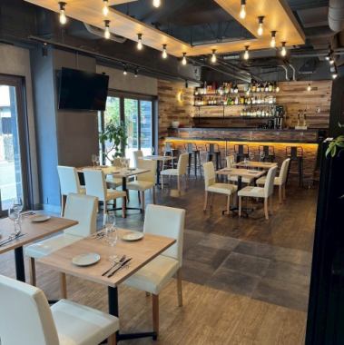 高級感ある店内でゆっくりお食事を楽しんで頂けます。２次会でのご利用も承っております。貸切の場合（20～50名）30名まで着席案内可能/31名以上は立食になります。半貸切の場合（9～16名）是非お気軽にご相談下さい。