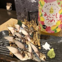 Finishing with straw-grilled mackerel