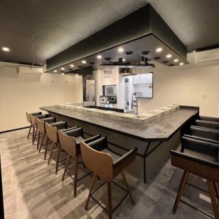 最大6名様まで並んでご着席いただけるカウンター席です。お席に設置してある炭火焼きスペースで、ご家族・ご友人などみんなでワイワイ室内BBQをお楽しみいただけます！