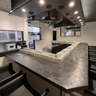 2名様まで並んでご着席いただけるカウンター席です。店内奥にあるお席でプライベート感があり、落ち着いてお食事を楽しみたい方におすすめのお席となっております。デートなどにご活用ください◎