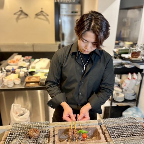 スタッフが目の前で食材を焼き上げる調理風景を楽しめる、臨場感のあるお席もございます◎