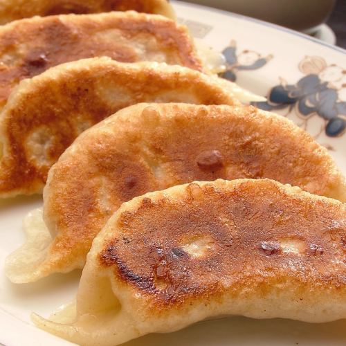 A must-see for gyoza lovers ☆ Gyoza, the pride of sword-shaved noodles, 5 pieces for 480 yen