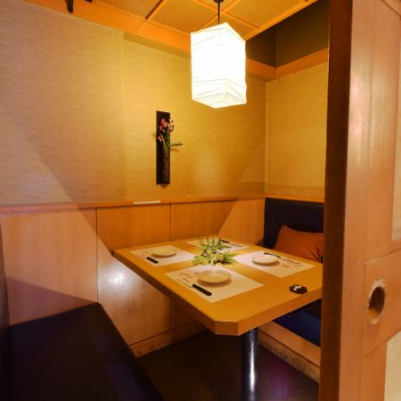 我们为小团体准备了许多半私人房间！在安静的空间举办宴会和酒会，您可以感受到日本的味道！