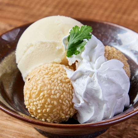 胡麻団子のバニラアイス