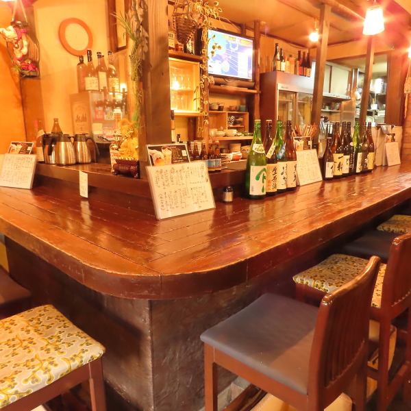 落ち着いた雰囲気が特徴の店。広々としたカウンター席では、料理の香りや音が漂う中、こだわりの料理のクオリティに感動すること間違いなし!カウンター席での食事は、まさに料理の舞台から贈られる特別なひとときです。オーナーや他のお客様との会話も楽しみながら、ゆったりとおくつろぎください。