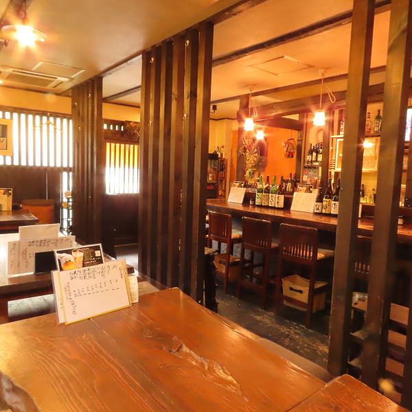 当店の座席は広々としたテーブル席が自慢です。家族や友人と一緒に楽しむ食事にぴったりな空間です。座席間の間隔もゆったりとしており、周りの会話や笑い声が広がることで、より一層楽しいひとときを過ごせます。大切な方との会話を楽しみながら、お料理とお酒をご堪能ください。