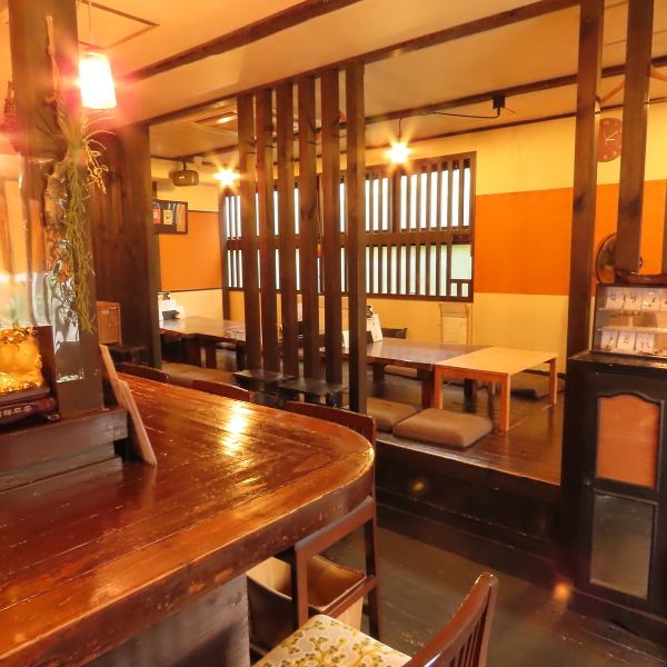 店内に一歩足を踏み入れると、和モダンをコンセプトにした落ち着いた空間が広がります。一人でのんびり過ごすにも、友達や家族と一緒に楽しいひとときを過ごすにも最適!上質な和モダン空間で、素敵な時間をお過ごしください。スタッフ一同、皆様のご来店を心よりお待ちしております。