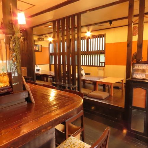 <p>店内に一歩足を踏み入れると、和モダンをコンセプトにした落ち着いた空間が広がります。一人でのんびり過ごすにも、友達や家族と一緒に楽しいひとときを過ごすにも最適!上質な和モダン空間で、素敵な時間をお過ごしください。スタッフ一同、皆様のご来店を心よりお待ちしております。</p>