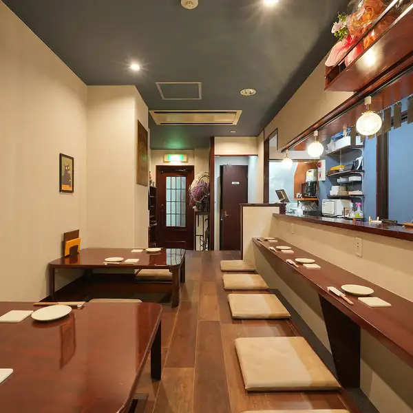 8名様から最大10名様まで、お店を丸ごと貸切ることも可能です。プライベート感あふれる貸切パーティーや、アットホームな宴会にぜひご利用ください。周りを気にせず、美味しい料理と美酒を囲んで、絆を深める特別な時間を。ご予算や演出など、お気軽にご相談ください。