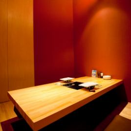 [最多可容納6人的半私人半私人房間]安靜的氛圍（1個房間）的半私人房間也很熱情好客，位於二樓的後面。簡單而溫暖的內飾採用大量木材，受到“特殊成年人”的高度評價。想要在大阪吃美味的肉或參加一些慶祝活動的客人的理想選擇！