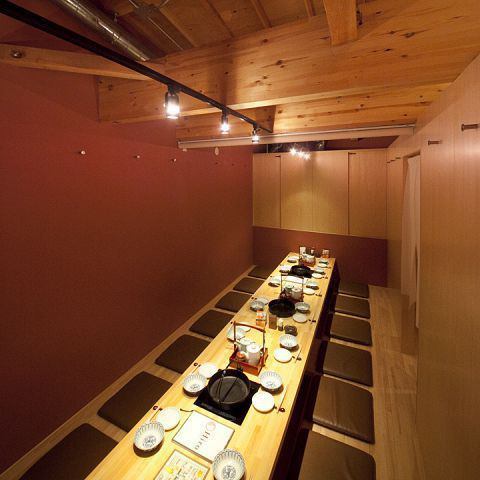The second floor is a full seat digging.A semi-private room specification for 4 or 6 people.Adjacent seats are connected and the number of users can be changed freely.We have a room that can accommodate up to 20 people.The interior full of warmth, incorporating lots of wood, is highly rated by "adults with a certainty."It is perfect for banquets and hospitality where a wide generation gathers.