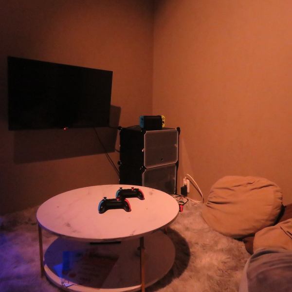 セミVIPの半個室は3名様まで可能、シーシャ提供後の2時間制で部屋料は1グループあたり3000円(税込)です。完全個室のVIPルームは最大12名様まで対応可能で、扉付きのプライベート空間となっています。部屋料は1グループあたり5000円(税込)で、こちらもシーシャ提供後の2時間制です。